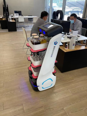 服務(wù)機(jī)器人哪家強(qiáng)？擎朗領(lǐng)跑智能展廳新趨勢