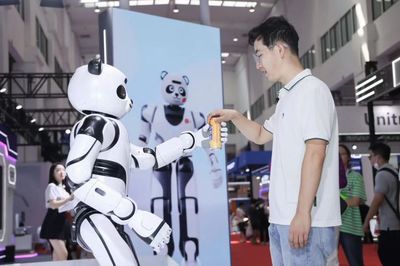 具身智能時(shí)代來臨 人形機(jī)器人引發(fā)智能機(jī)器人市場熱潮